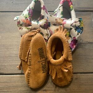 2 pairs moccasins new Minnetonka
Size 2 baby